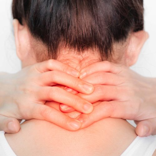 shutterstock_693061783_clutch_neck_in_pain